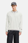 Witte rondehals sweatshirt van Originals by Jack & Jones, gedragen met een geruit jasje en een donkere broek.
