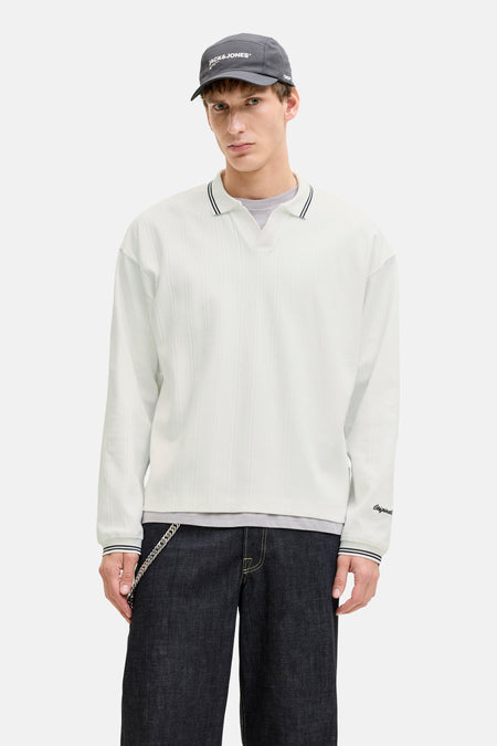 Witte rondehals sweatshirt van Originals by Jack & Jones, gedragen met een geruit jasje en een donkere broek.