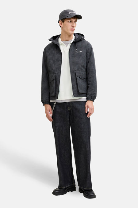 Sweat-shirt col rond blanc de Originals by Jack & Jones, porté avec une veste à carreaux et un pantalon foncé.