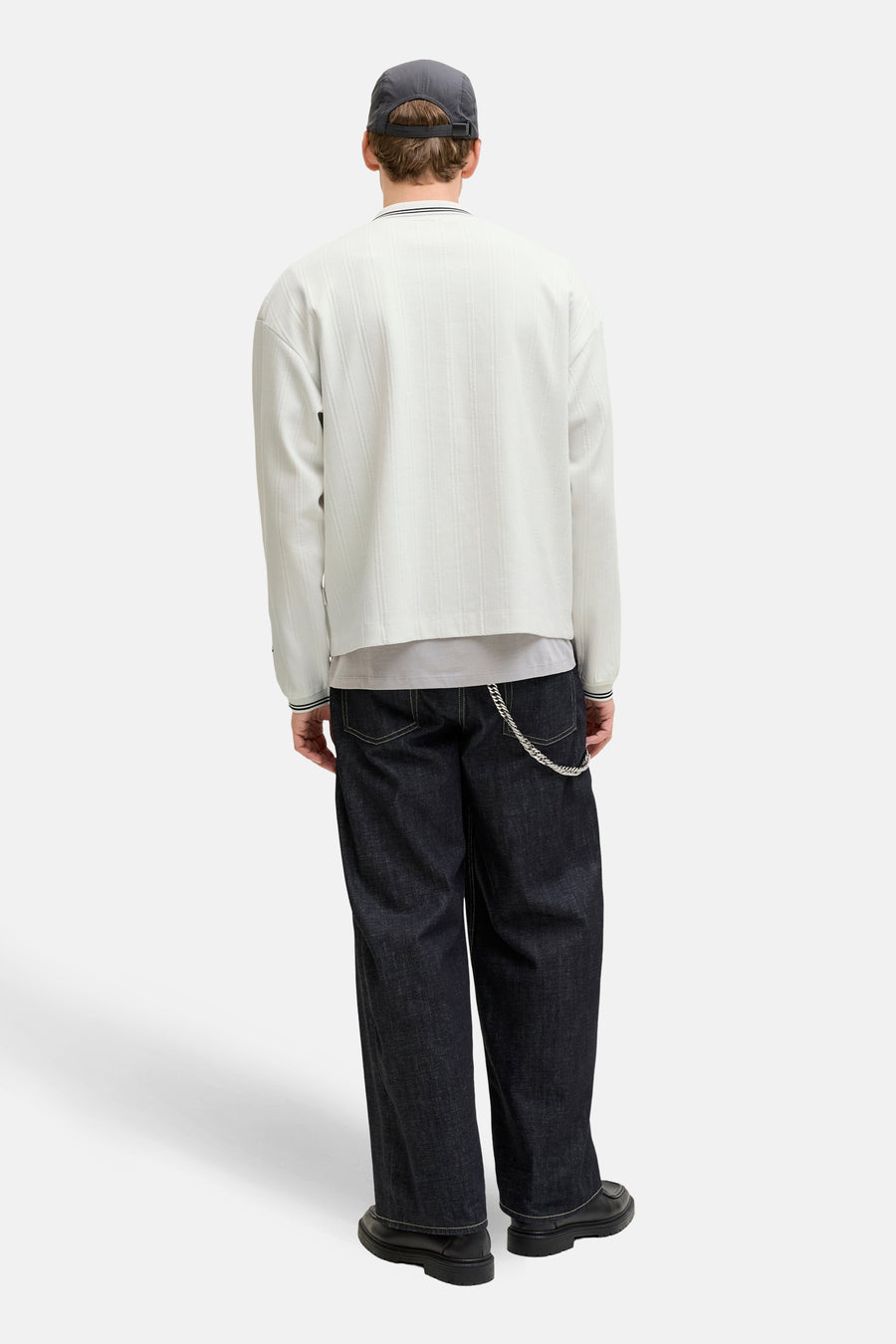 Witte rondehals sweatshirt van ORIGINALS BY JACK & JONES met verticale streeptextuur, gedragen met een wijde jeans en een ketting.