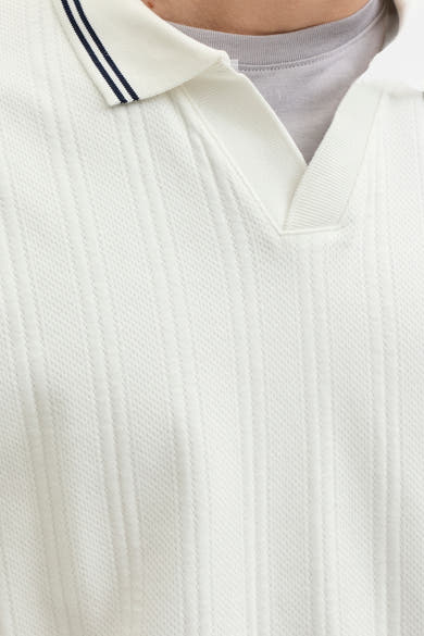 Wit V-hals sweatshirt van Originals by Jack & Jones, verticale ribstructuur en gestreepte polokraag.
