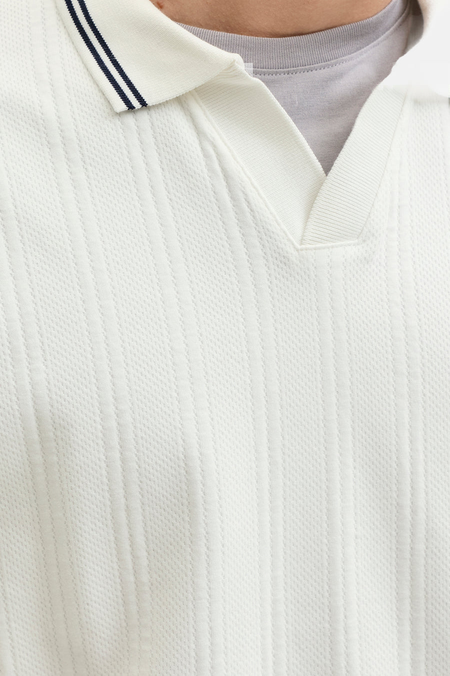 Wit V-hals sweatshirt van Originals by Jack & Jones, verticale ribstructuur en gestreepte polokraag.