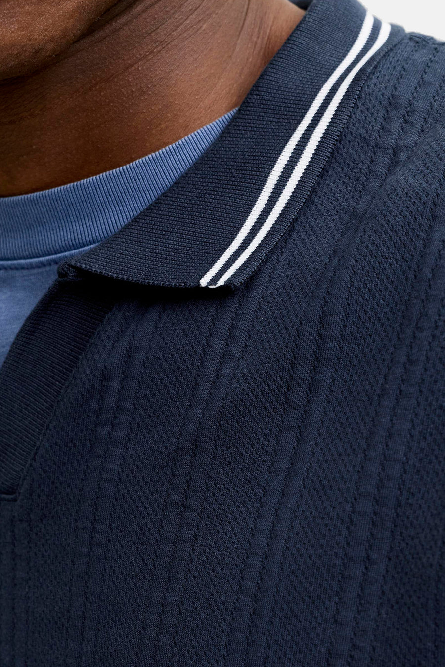 Blauwe trui met ronde hals van ORIGINALS BY JACK & JONES, gestreepte kraagdetail, gedragen over een effen T-shirt.
