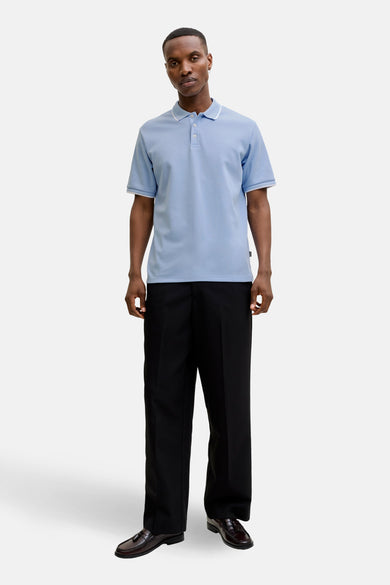 Polo bleu à manches courtes par PREMIUM by JACK & JONES, avec col et bordures de manches blancs.