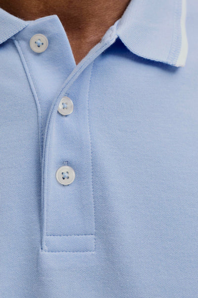 Polo à manches courtes bleu de PREMIUM by JACK & JONES, avec trois boutons et col blanc.
