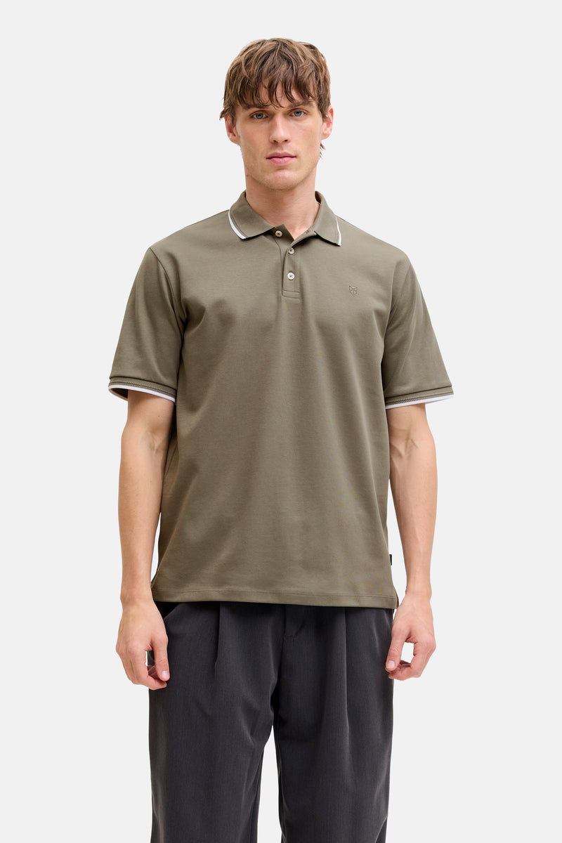 Polo à manches courtes vert par PREMIUM by JACK & JONES, avec bordures blanches au col et aux manches.