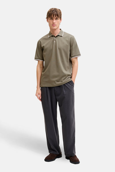 Polo à manches courtes vert de PREMIUM by JACK & JONES, avec col et bords de manches rayés blancs.
