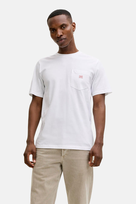 Wit T-shirt met korte mouwen van PREMIUM BLUE by JACK & JONES gedragen met een overhemd en een beige broek.