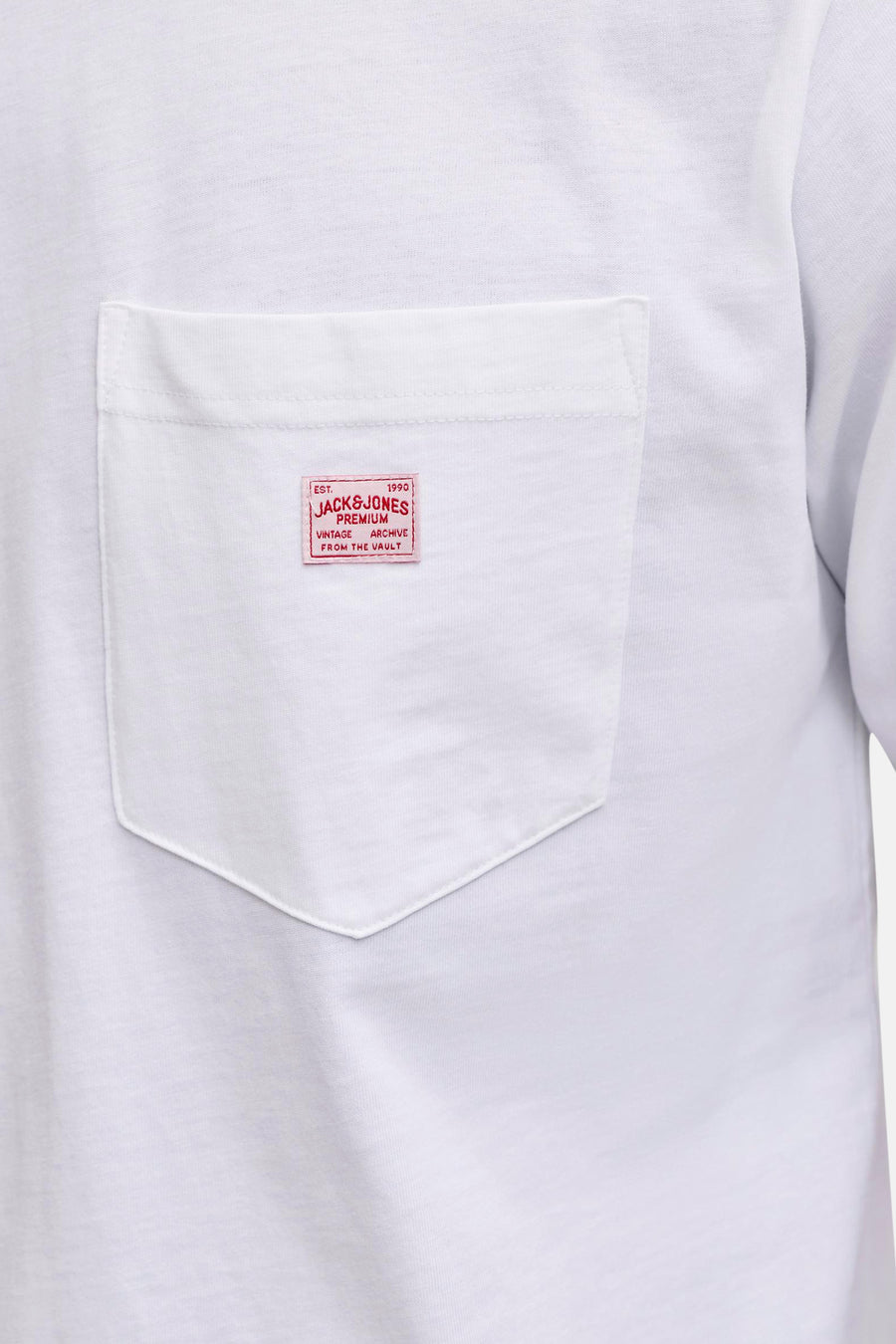 Wit T-shirt met korte mouwen van PREMIUM BLUE by JACK & JONES, met borstzak en rood label.