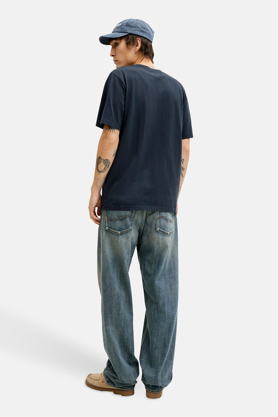 Blauw T-shirt met korte mouwen van PREMIUM BLUE by JACK & JONES, gedragen met een hoed en een wijde jeans.