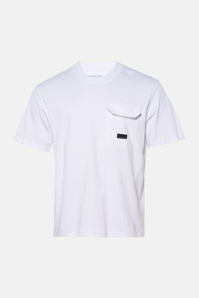 Wit T-shirt met korte mouwen van JACK & JONES, met borstzak en gedragen met een gescheurde, lichtgewassen spijkerbroek.