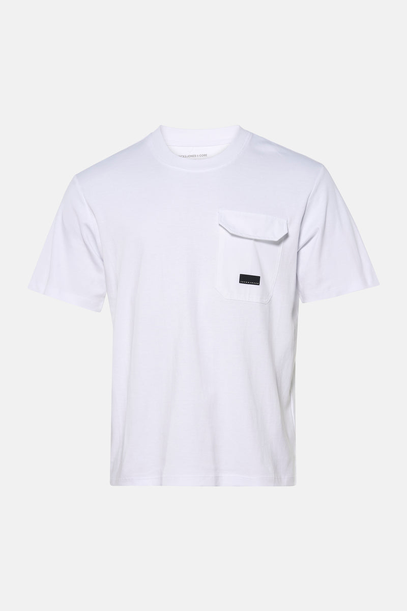 Wit T-shirt met korte mouwen van JACK & JONES, met borstzak en gedragen met een gescheurde, lichtgewassen spijkerbroek.