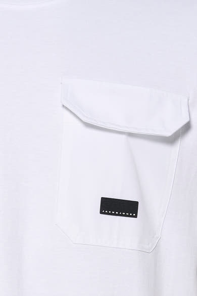 T-shirt blanc à manches courtes de JACK & JONES, avec une poche plaquée sur la poitrine.