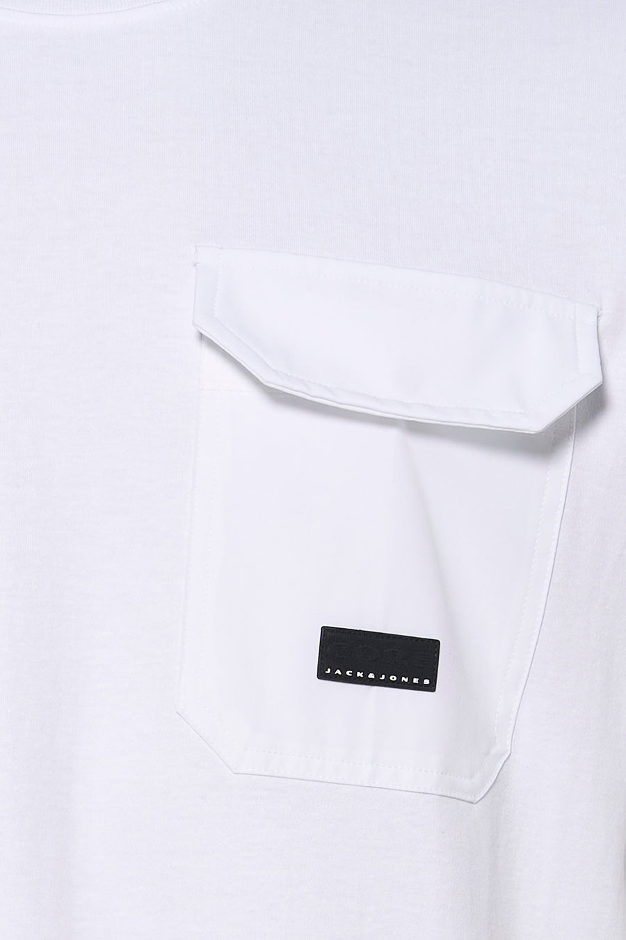 T-shirt blanc à manches courtes de JACK & JONES, avec une poche plaquée sur la poitrine.