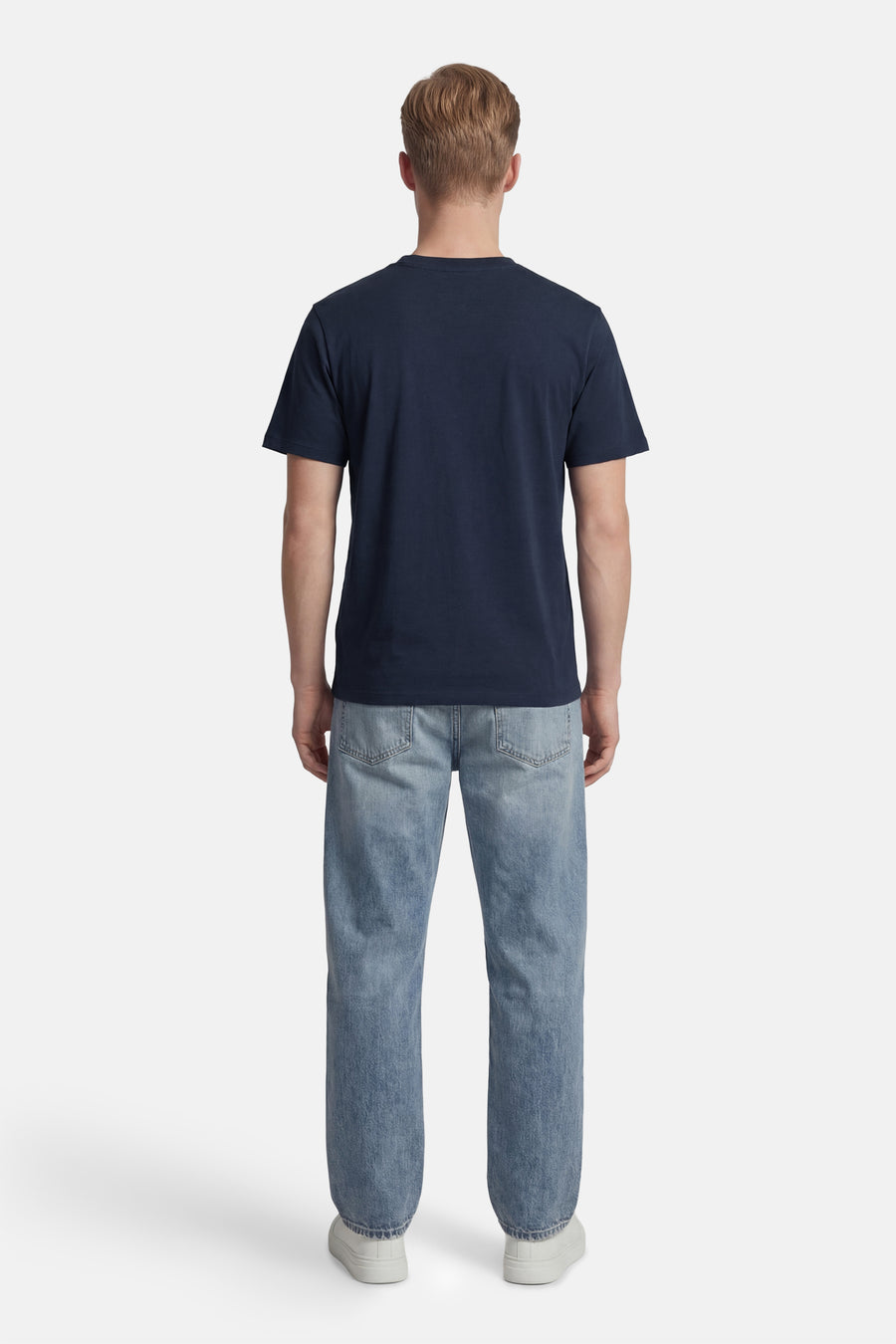 T-shirt à manches courtes bleu de JACK & JONES, porté avec un jean délavé et des baskets blanches, vue de dos.