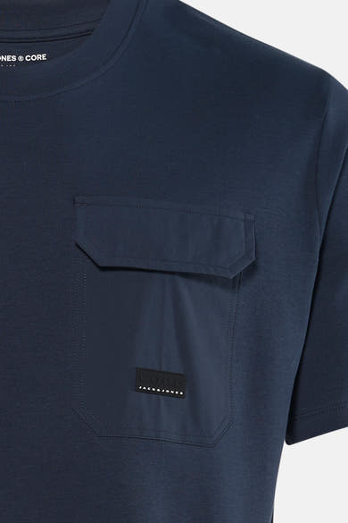 T-shirt bleu à manches courtes de JACK & JONES, avec une poche poitrine plaquée et une étiquette logotypée.