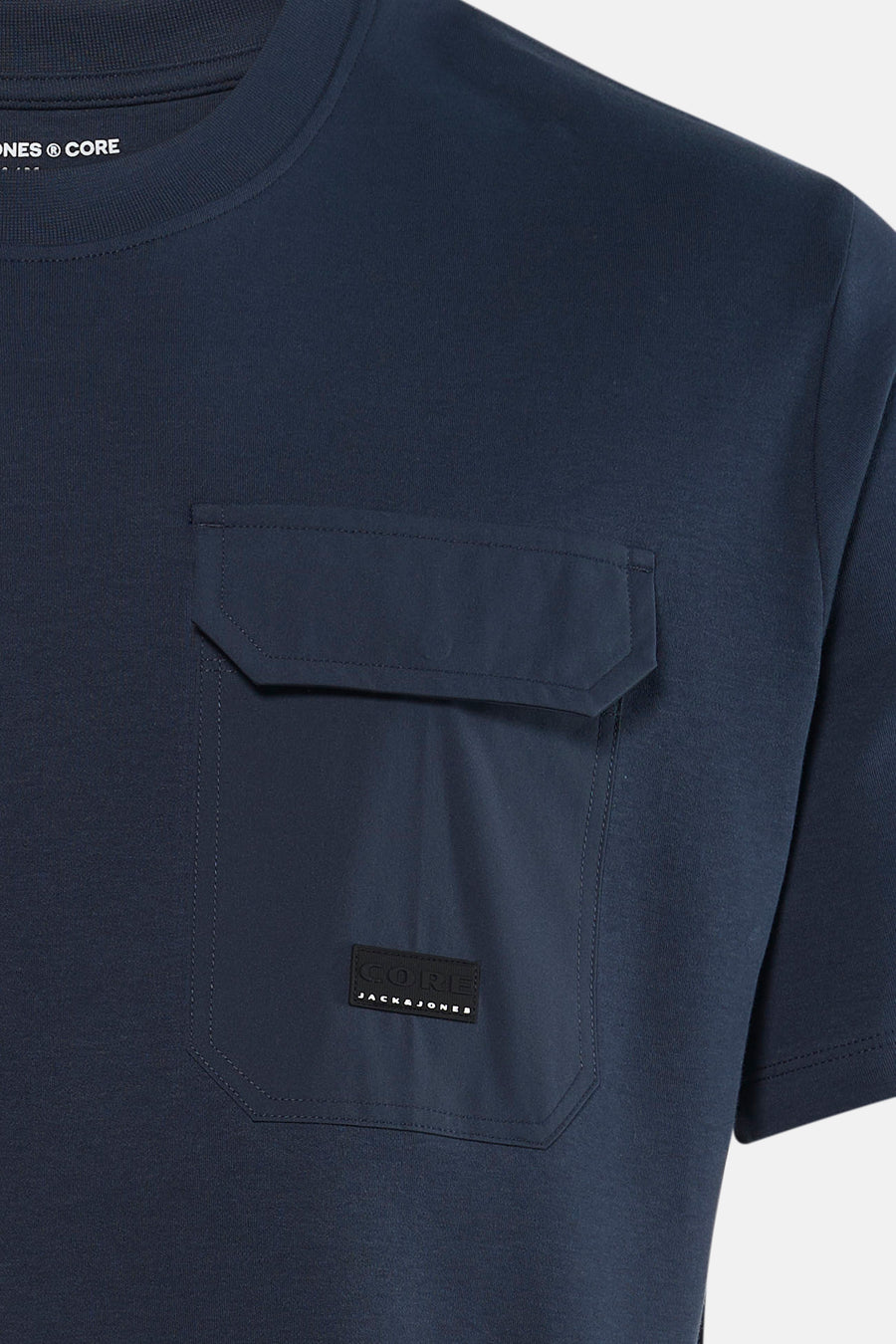 T-shirt bleu à manches courtes de JACK & JONES, avec une poche poitrine plaquée et une étiquette logotypée.