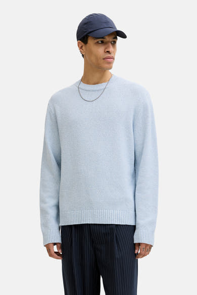 Ronde hals trui blauw van ORIGINALS BY JACK & JONES, gedragen met een gestreepte broek en loafers.