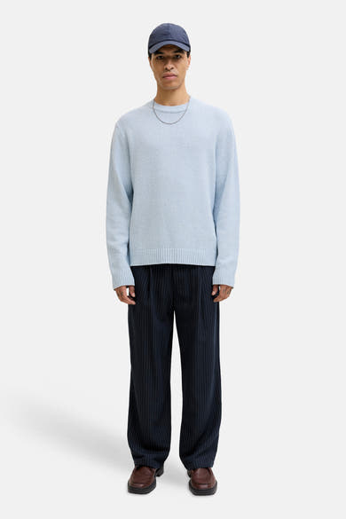 Pull à col rond bleu d'ORIGINALS BY JACK & JONES, porté avec un pantalon à rayures et des mocassins.