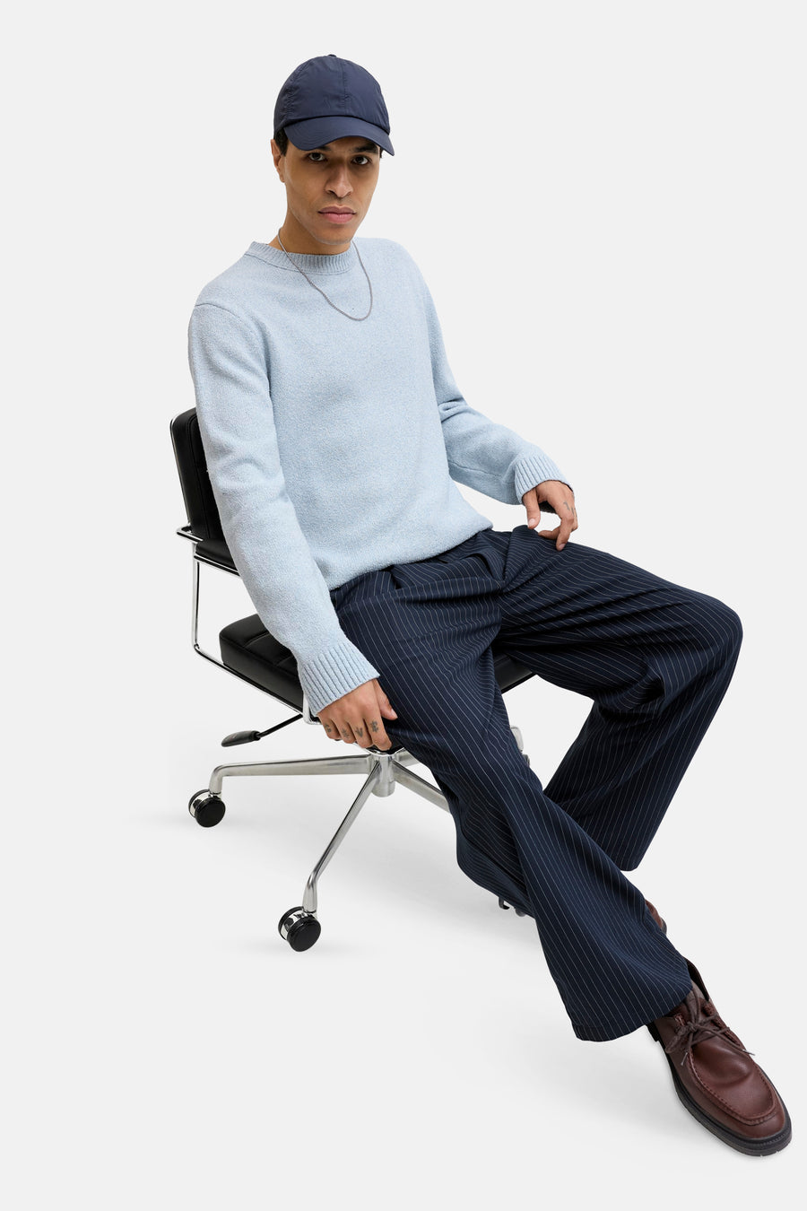Blauwe coltrui van ORIGINALS BY JACK & JONES, gedragen met een gestreepte broek en bruine schoenen.