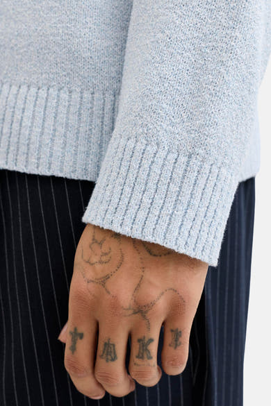 Ronde hals trui blauw van ORIGINALS BY JACK & JONES, met een gebreide textuur en tatoeages op de hand.