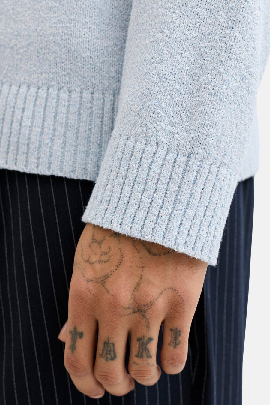 Ronde hals trui blauw van ORIGINALS BY JACK & JONES, met een gebreide textuur en tatoeages op de hand.