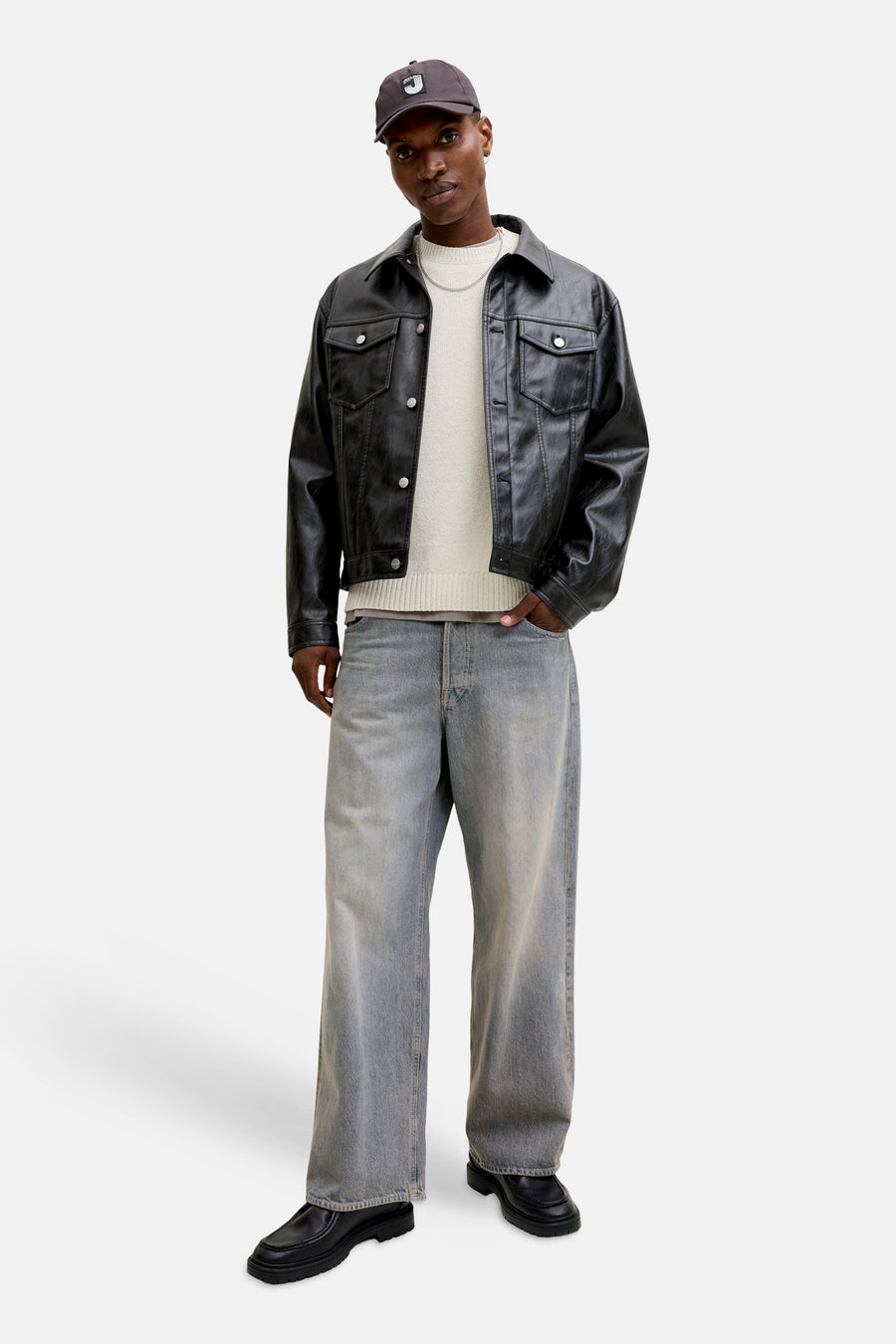 Pull à col rond écru par ORIGINALS BY JACK & JONES porté avec une veste en cuir noir et un jean large.