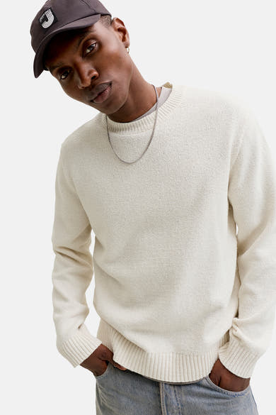 Ecru ronde hals trui van ORIGINALS BY JACK & JONES, gedragen met een ketting en een pet.