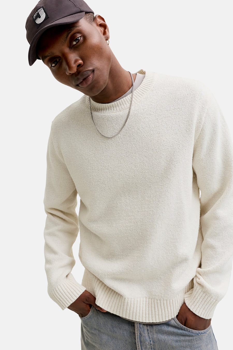 Ecru ronde hals trui van ORIGINALS BY JACK & JONES, gedragen met een ketting en een pet.