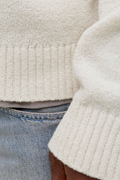 Ecru trui met ronde hals van ORIGINALS BY JACK & JONES, gebreide textuur, gedragen met een blauwe jeans.