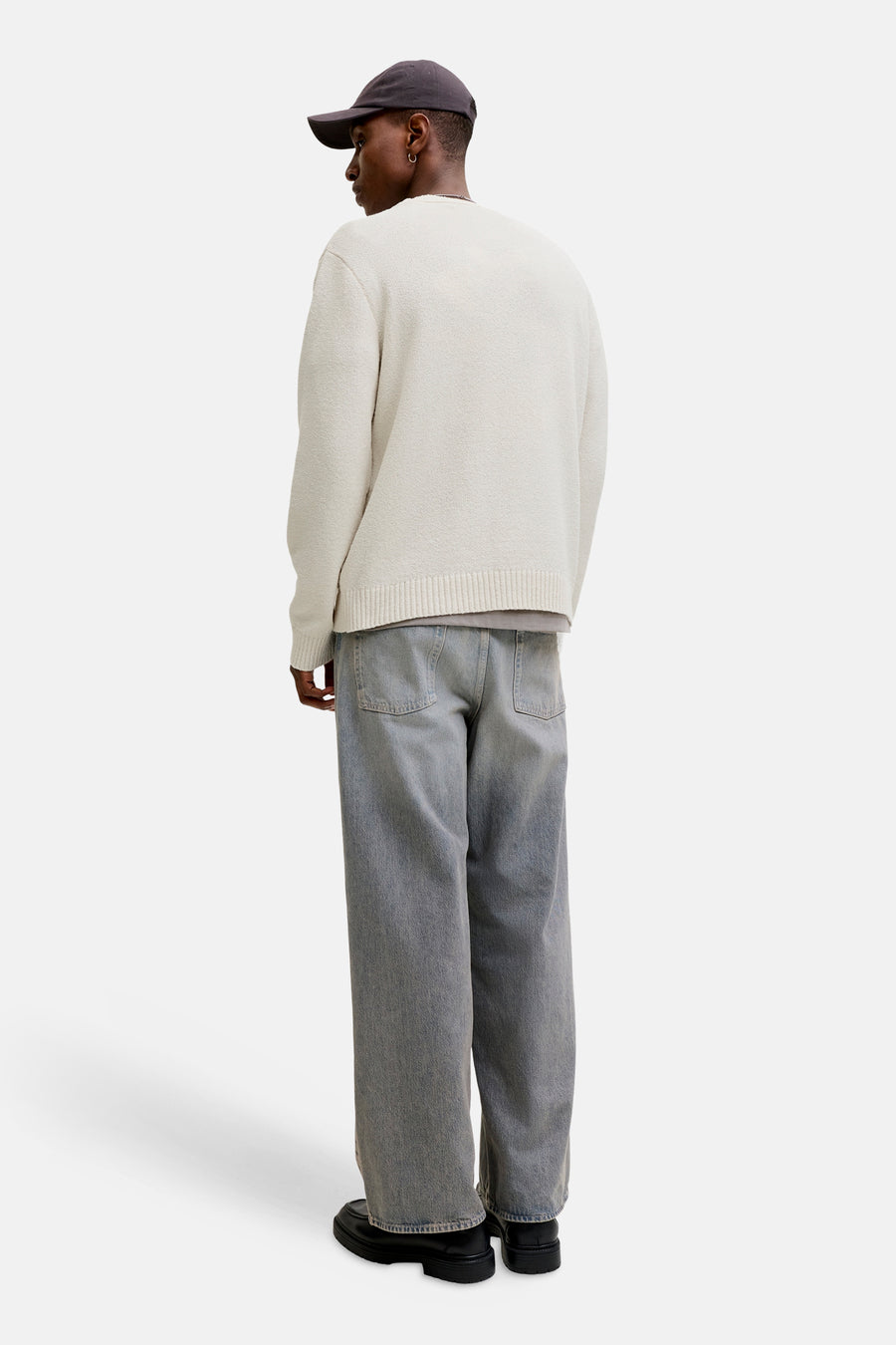 Ecru ronde hals trui van ORIGINALS BY JACK & JONES, gedragen met een wijde spijkerbroek en zwarte schoenen.
