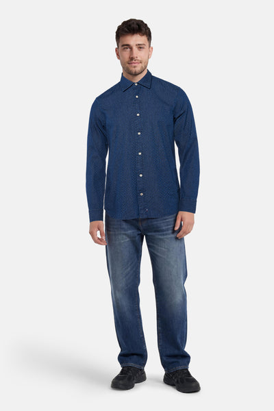 Blauwe spijkerblouse van PREMIUM by JACK & JONES met subtiel geometrisch patroon, gedragen met een spijkerbroek en zwarte sneakers.