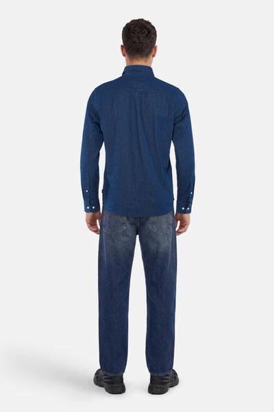 Blauw overhemd met geometrisch patroon van PREMIUM by JACK & JONES, van achteren gedragen met een spijkerbroek en zwarte sneakers.