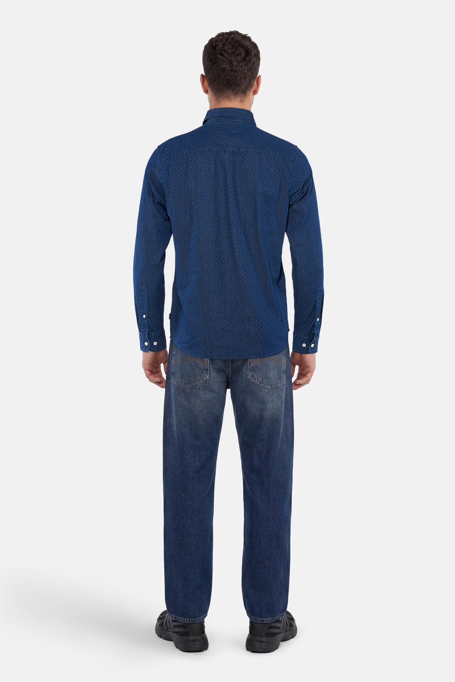 Blauw overhemd met geometrisch patroon van PREMIUM by JACK & JONES, van achteren gedragen met een spijkerbroek en zwarte sneakers.