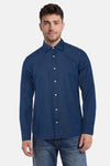 Blauwe spijkerblouse met patroon van PREMIUM by JACK & JONES, gedragen door een man met een spijkerbroek.