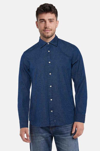 Blauwe spijkerblouse met patroon van PREMIUM by JACK & JONES, gedragen door een man met een spijkerbroek.