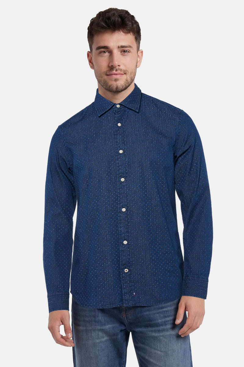 Blauwe spijkerblouse met patroon van PREMIUM by JACK & JONES, gedragen door een man met een spijkerbroek.