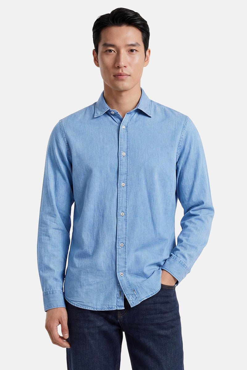 Blauwe spijkerblouse van PREMIUM by JACK & JONES, met lange mouwen en knopen, gedragen met een donkere jeans.
