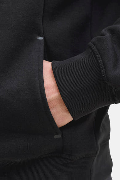 Zwarte JACK & JONES sweatshirt, met een zak en geribbelde mouw.