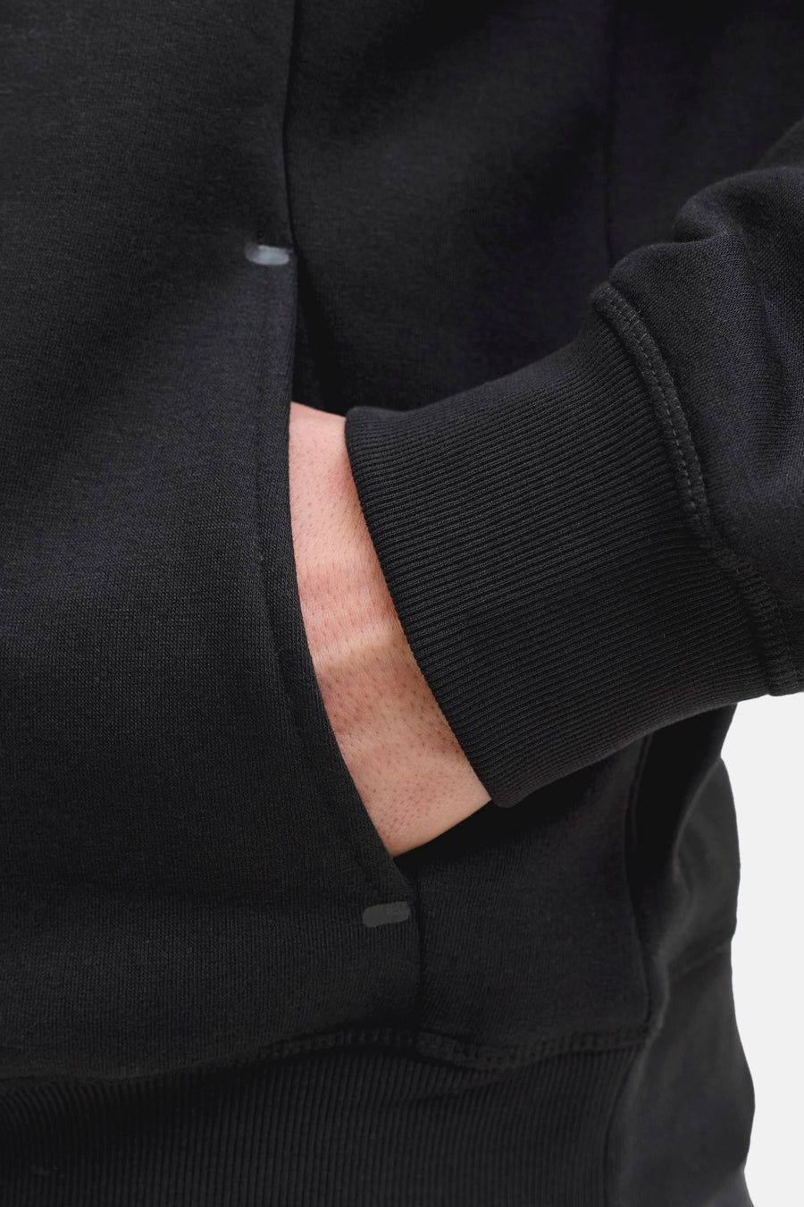 Zwarte JACK & JONES sweatshirt, met een zak en geribbelde mouw.