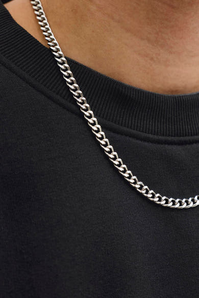 Zwarte rondehals sweatshirt van JACK & JONES, gedragen met een zilveren ketting.
