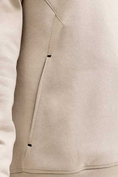 Beige sweater van JACK & JONES met discrete zijzak en fijn gebreide textuur.