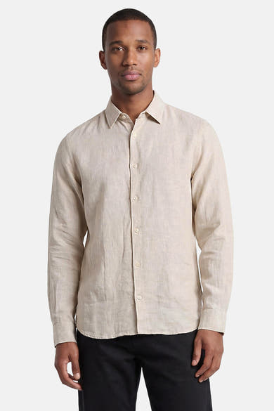Chemise écru à manches longues de PREMIUM by JACK & JONES, en texture lin, portée par un homme.