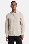 Chemise écru à manches longues de PREMIUM by JACK & JONES, en texture lin, portée par un homme.