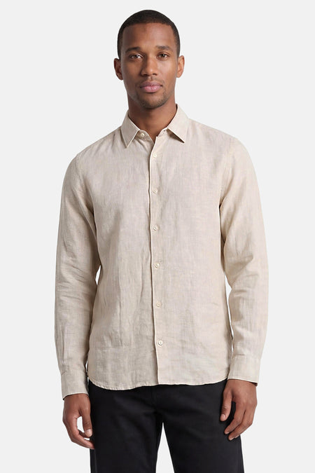 Chemise écru à manches longues de PREMIUM by JACK & JONES, en texture lin, portée par un homme.
