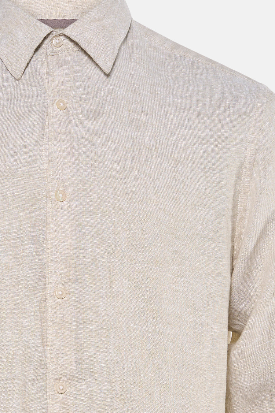 Chemise écrue de PREMIUM by JACK & JONES en tissu texturé, avec col et boutons clairs, vue rapprochée.