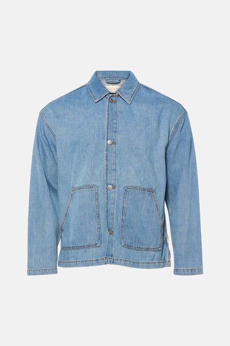 Lichtblauwe spijkerjas van denim van ORIGINALS BY JACK & JONES, gedragen met een wit T-shirt en een zwarte broek.