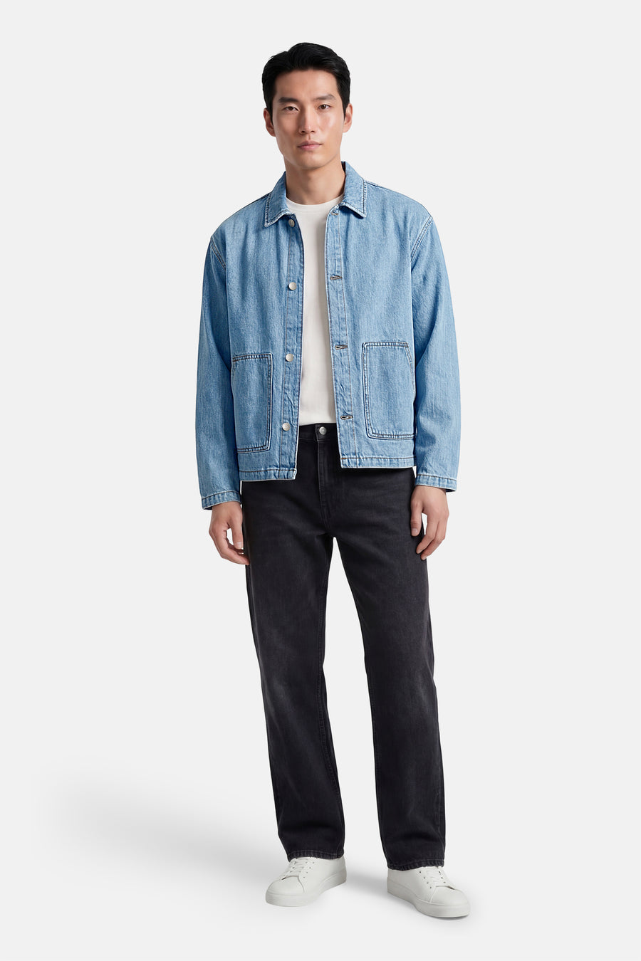 Veste en jean bleu clair en denim par ORIGINALS BY JACK & JONES, portée avec un t-shirt blanc et un pantalon noir.