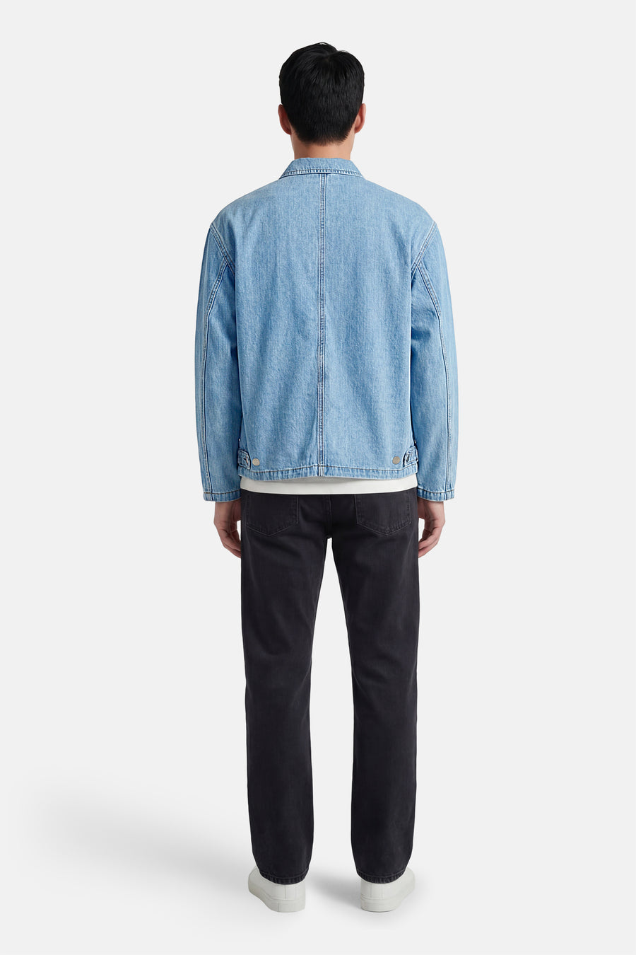 Veste en jean bleu clair Originals by Jack & Jones, coupe classique, portée avec un t-shirt blanc et un pantalon noir.