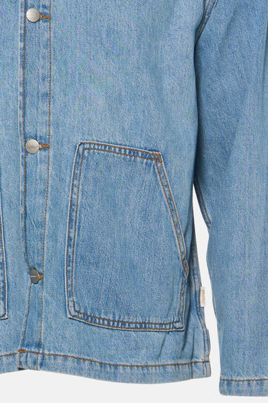 Veste en jean bleu clair de ORIGINALS BY JACK & JONES, avec poche poitrine et boutons argentés.
